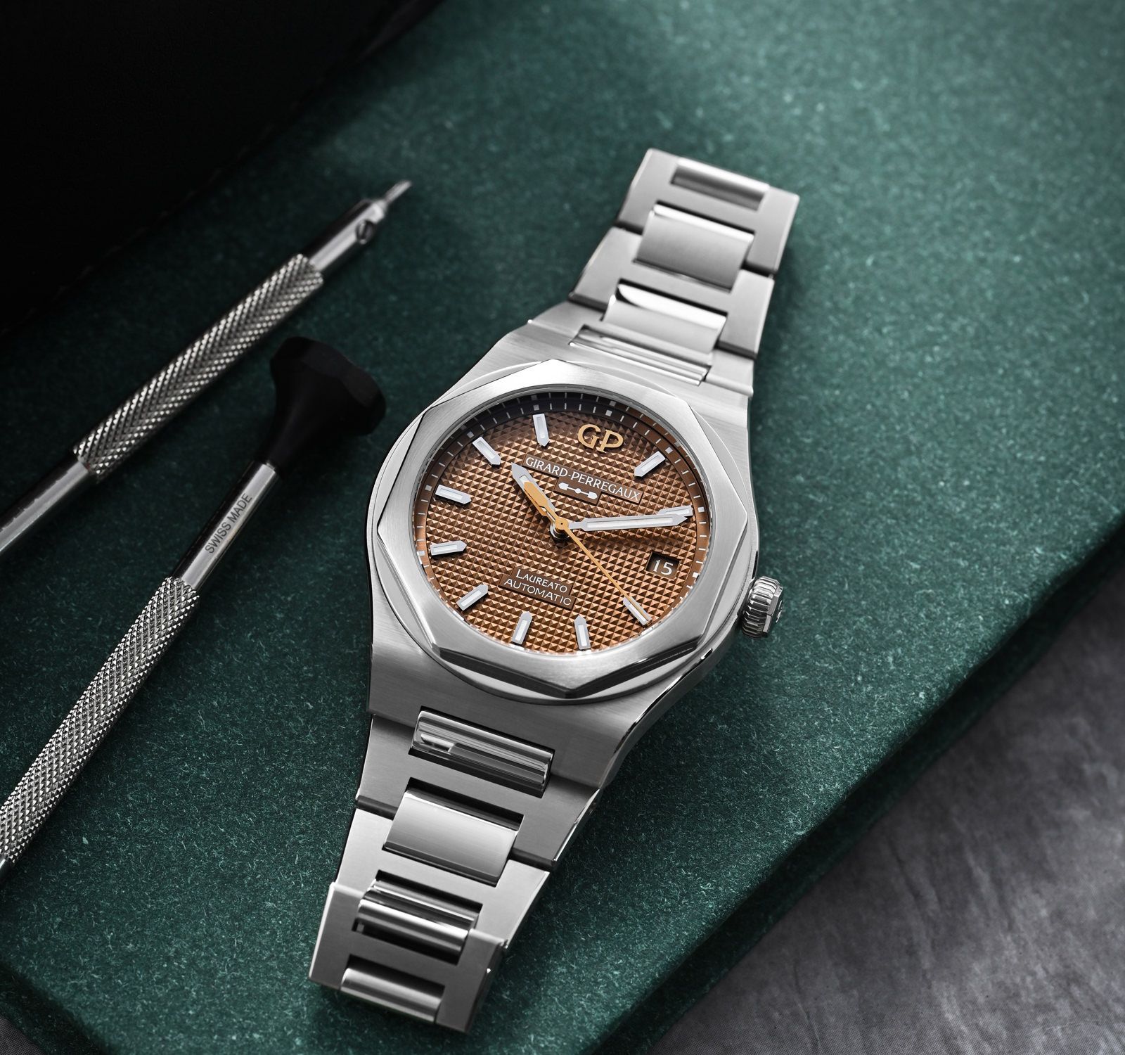 Girard-Perregaux Laureato Features