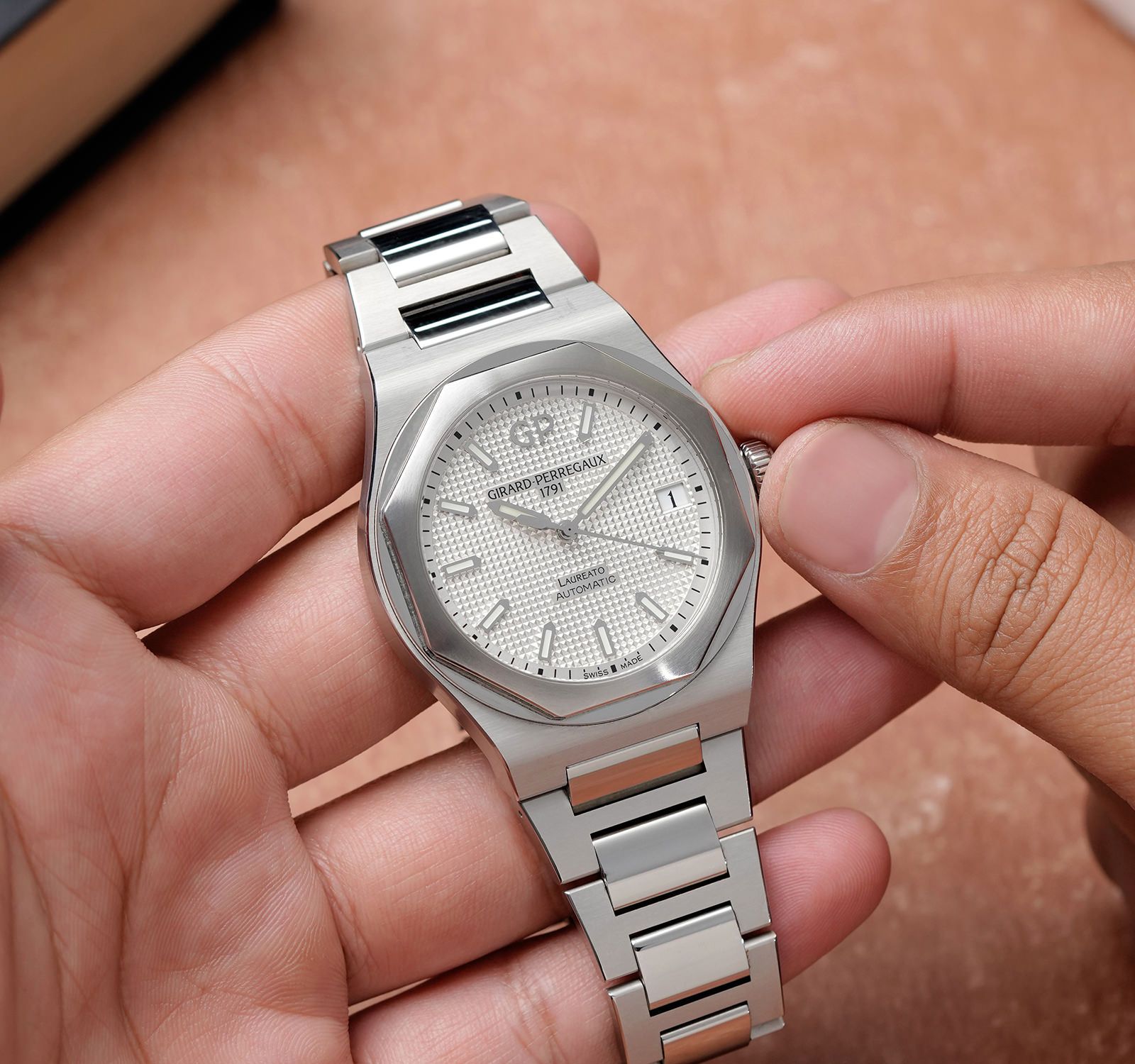 Pre-Owned Girard-Perregaux Laureato Price