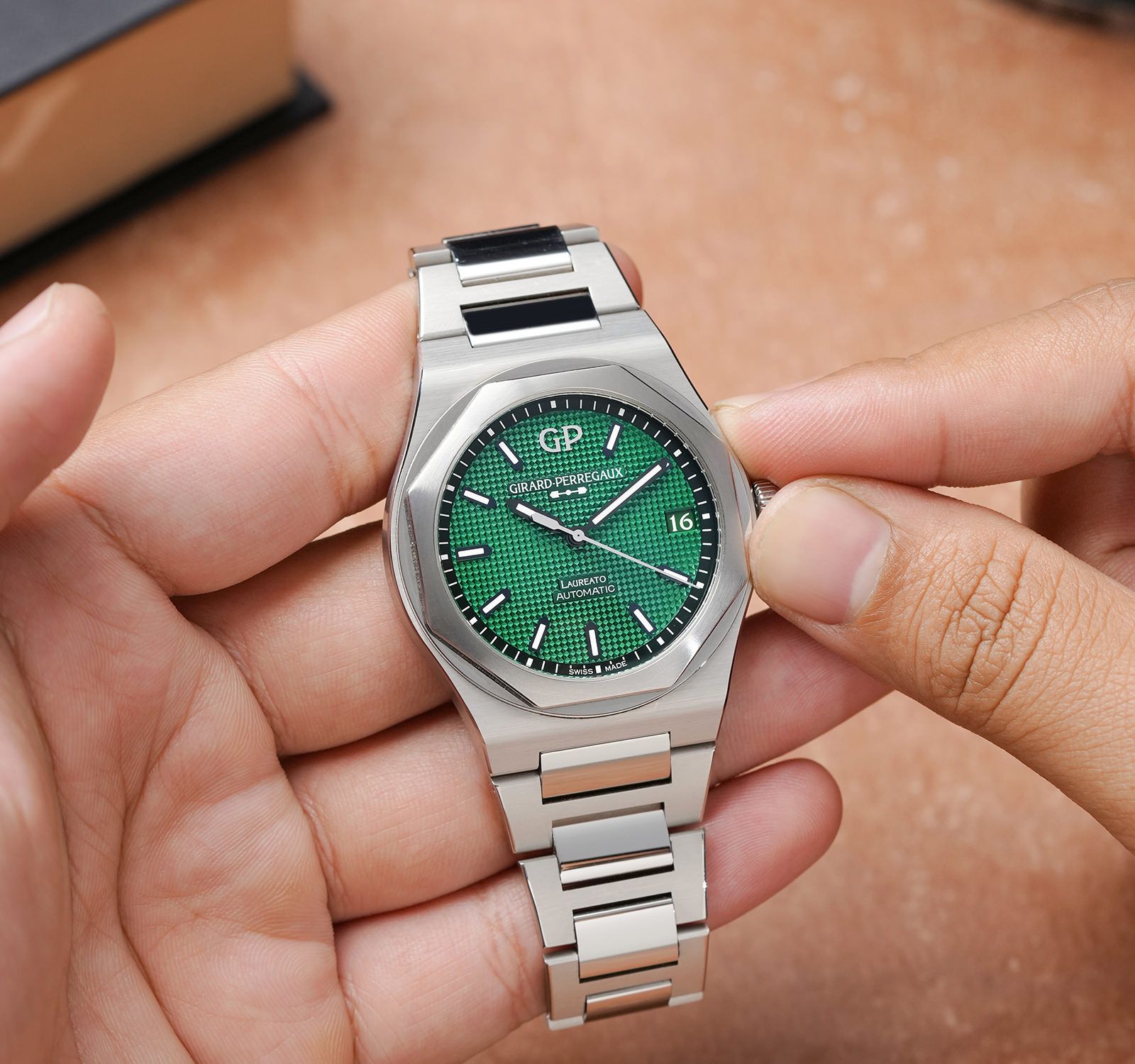 Pre-Owned Girard-Perregaux Laureato Price