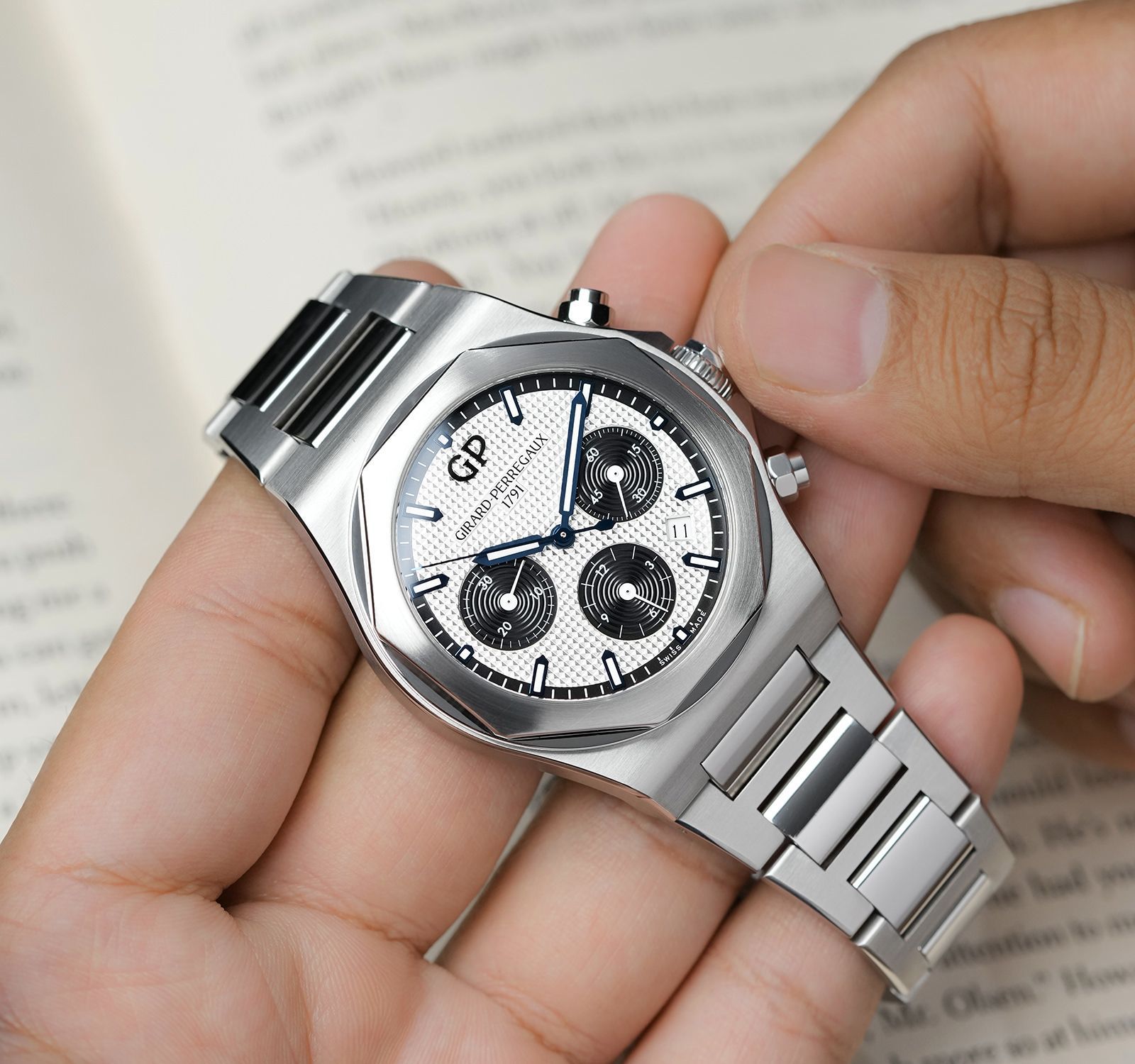 Pre-Owned Girard-Perregaux Laureato Price