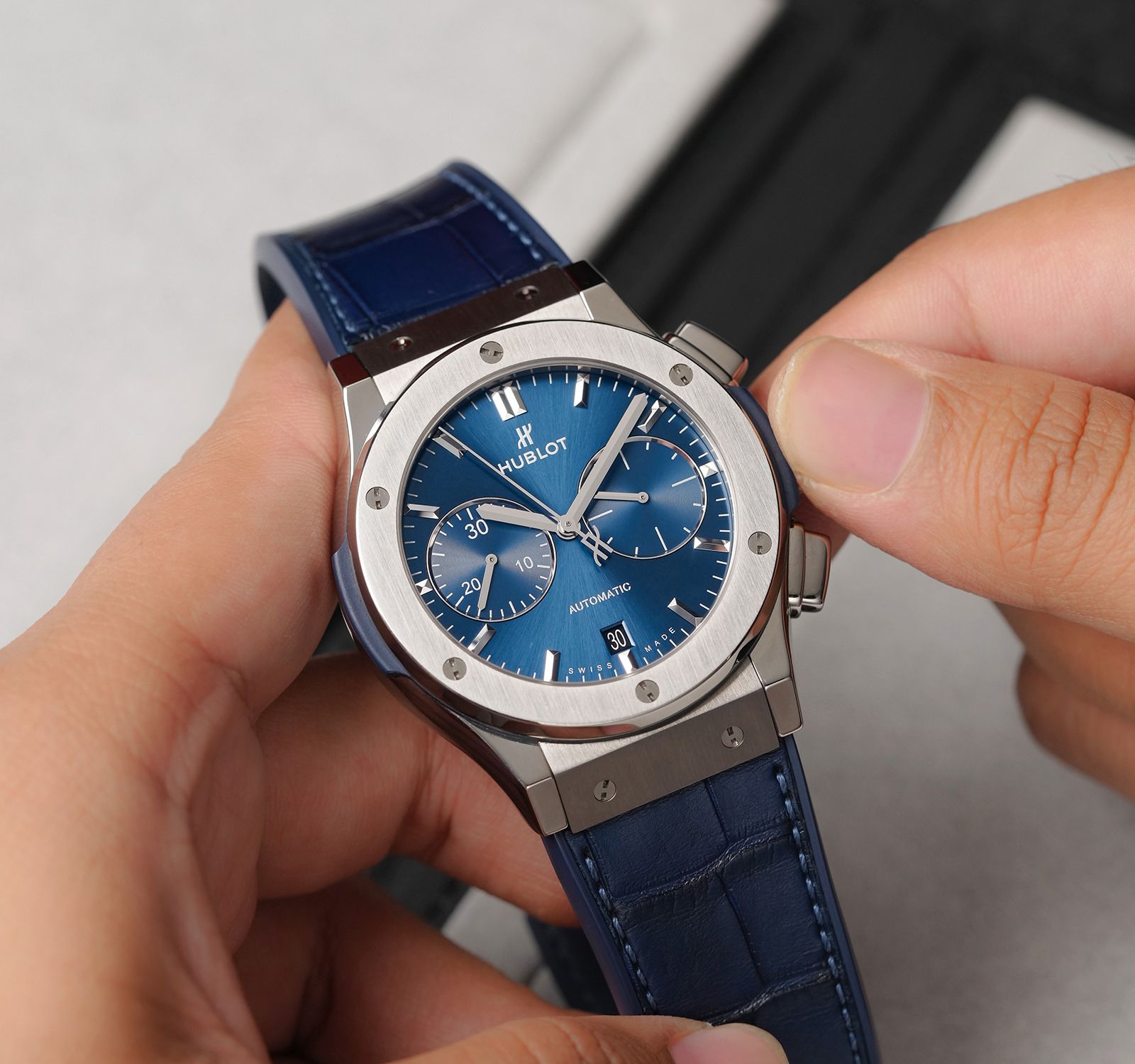 ロメオブルー Pre-Owned Hublot Classic Fusion Men Watch in Blue Colour Dial
