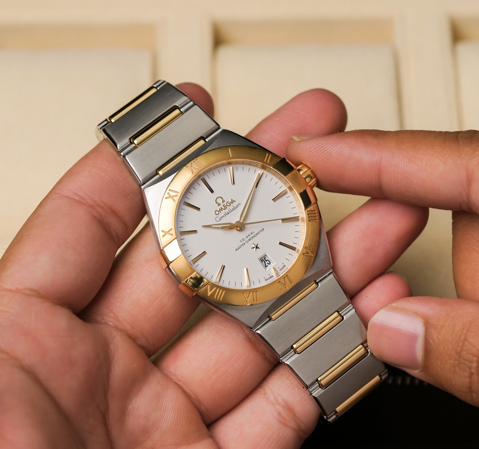 Pre-Owned Omega Constellation Men Watch in Silver Colour Dial