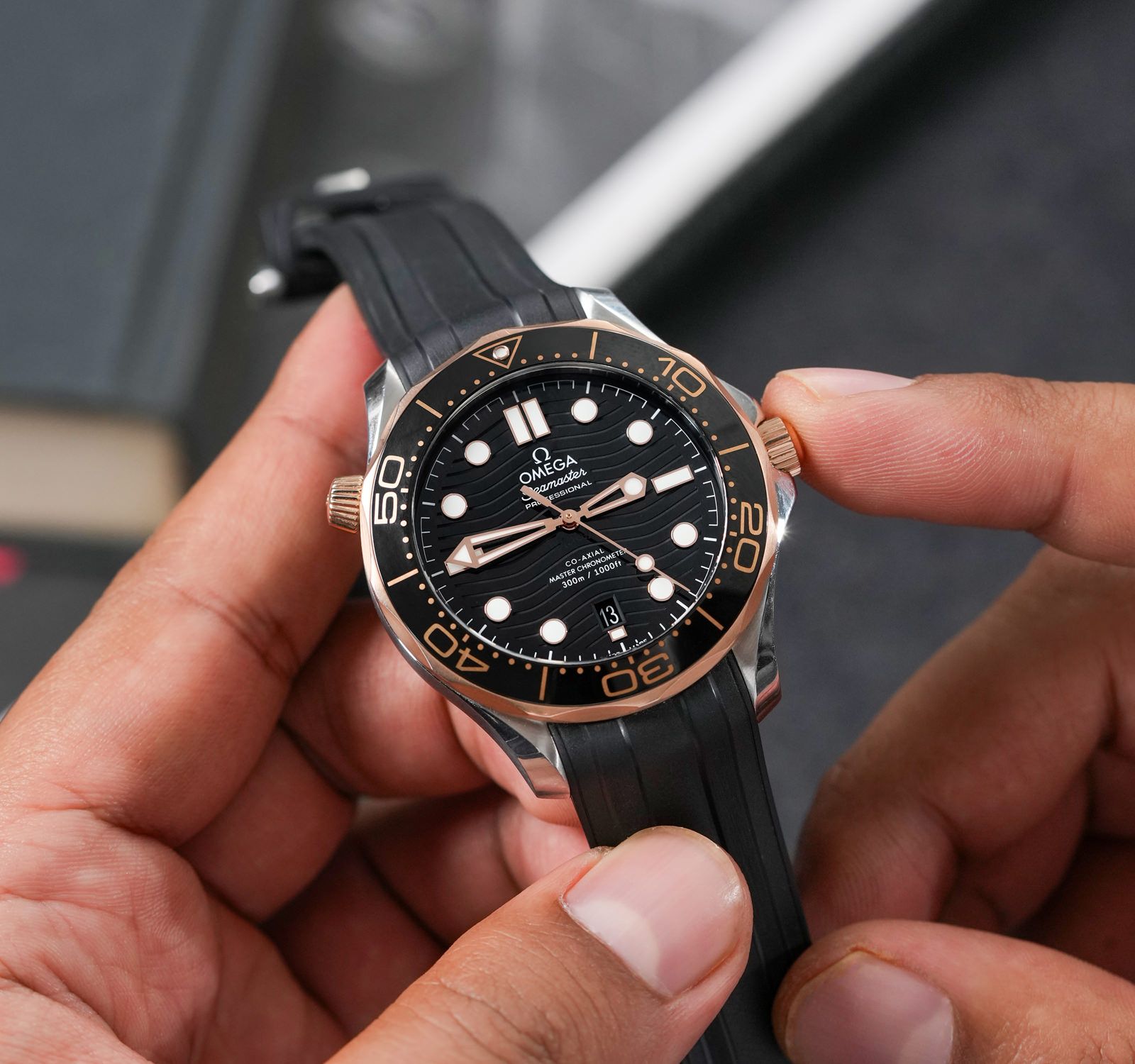 Pre-Owned Omega Seamaster Men Watch in Black Colour Dial