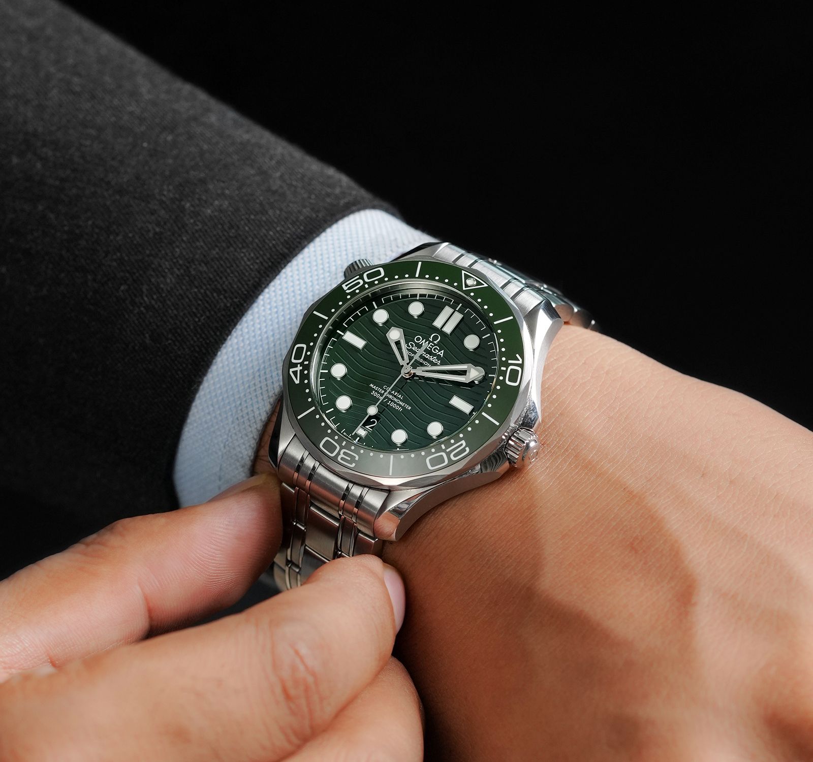 Pre-Owned Omega Seamaster Men Watch in Green Colour Dial
