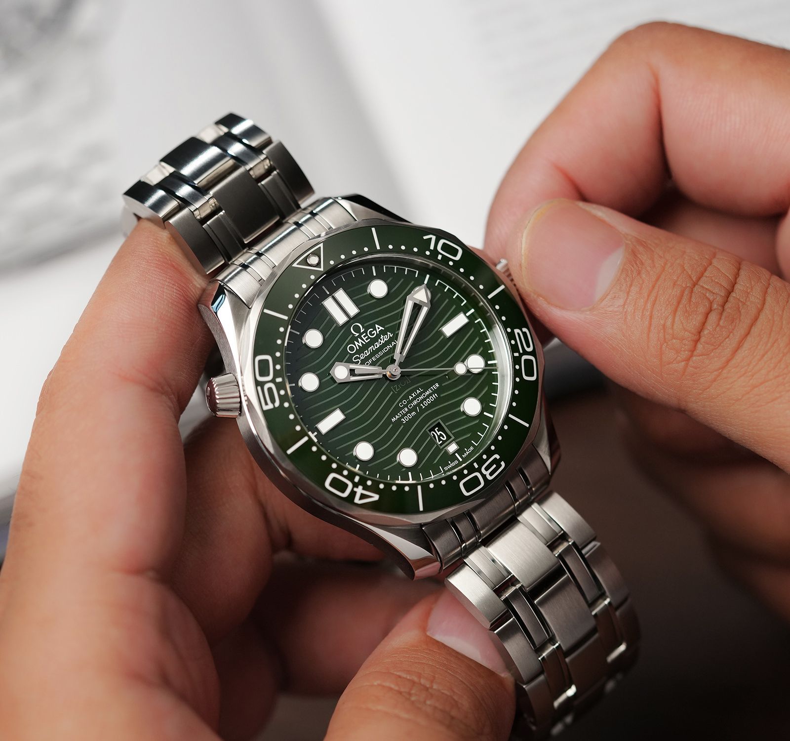 Pre-Owned Omega Seamaster Men Watch in Green Colour Dial