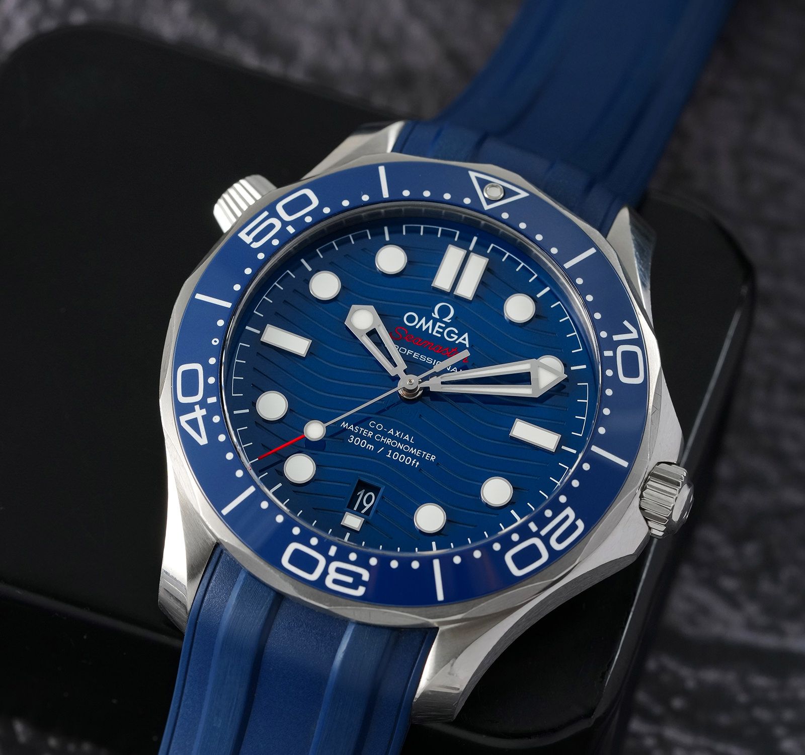 Pre-Owned Omega Seamaster Men Watch in Blue Colour Dial