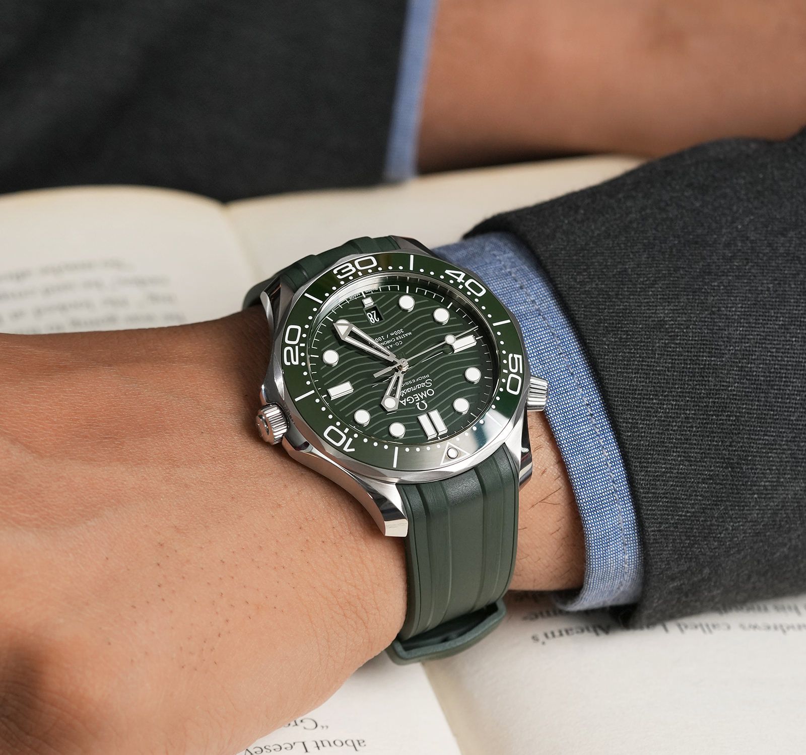 Pre-Owned Omega Seamaster Men Watch in Green Colour Dial