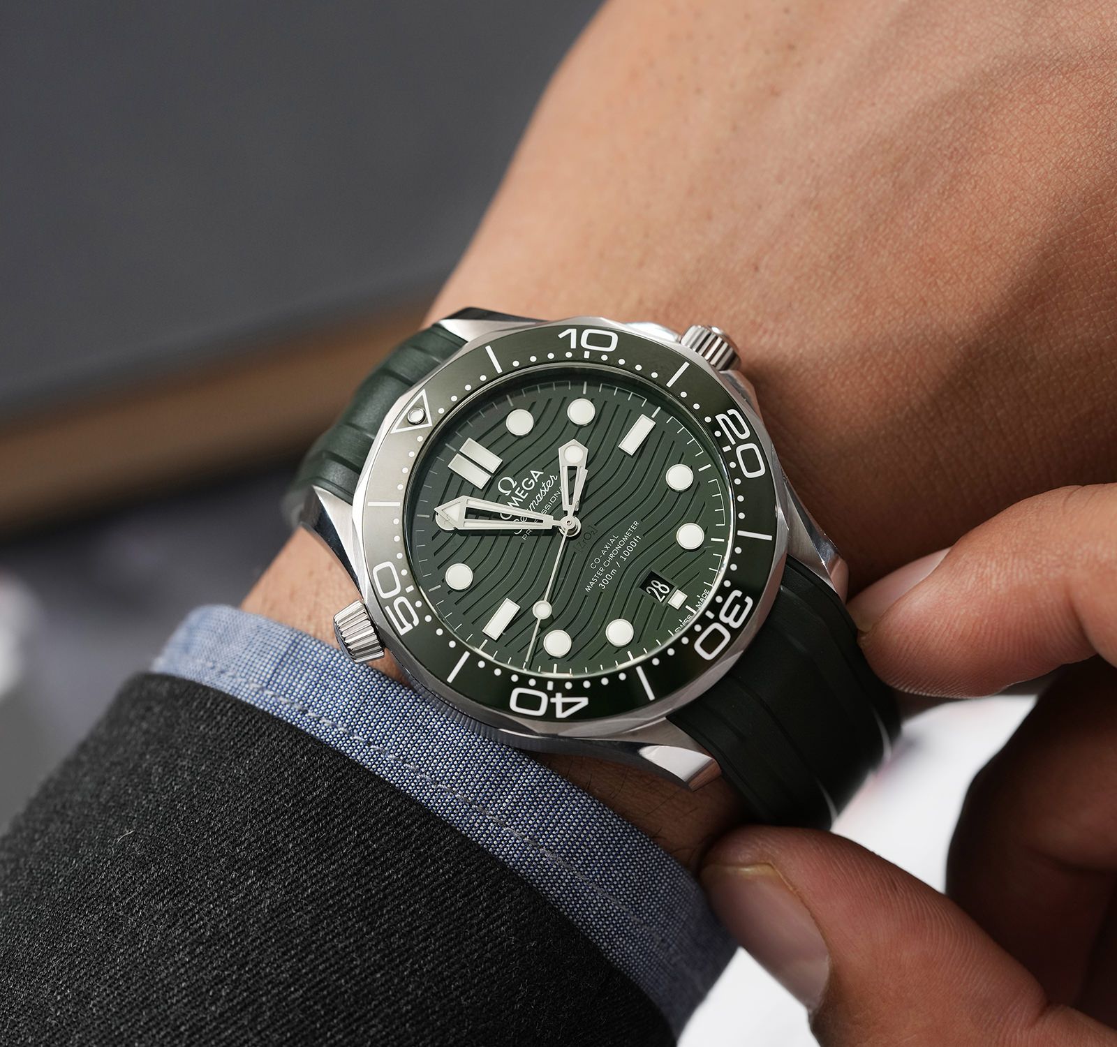 Pre-Owned Omega Seamaster Men Watch in Green Colour Dial