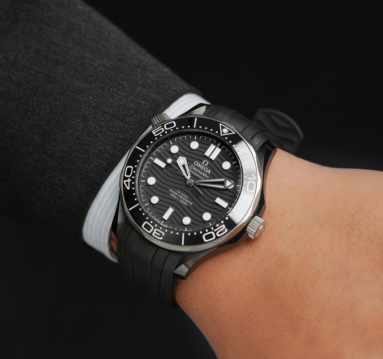 Pre-Owned Omega Seamaster Men Watch in Black Colour Dial