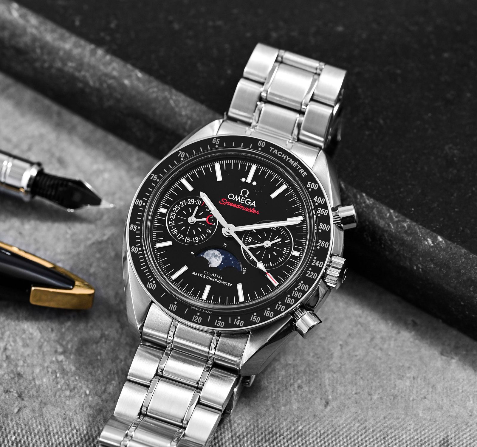 Omega Speedmaster Features