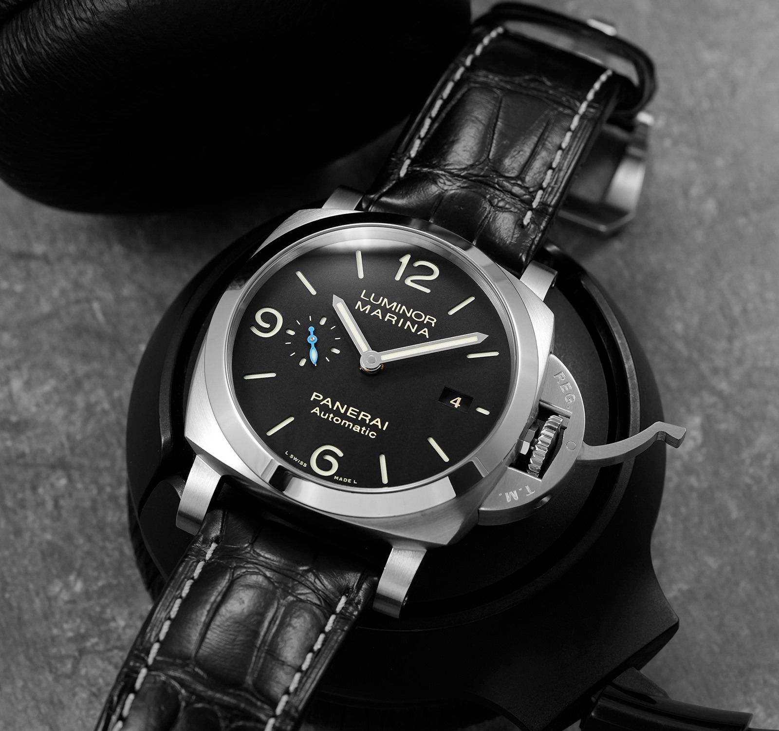Pre-Owned Panerai Luminor Men Watch in Black Colour Dial