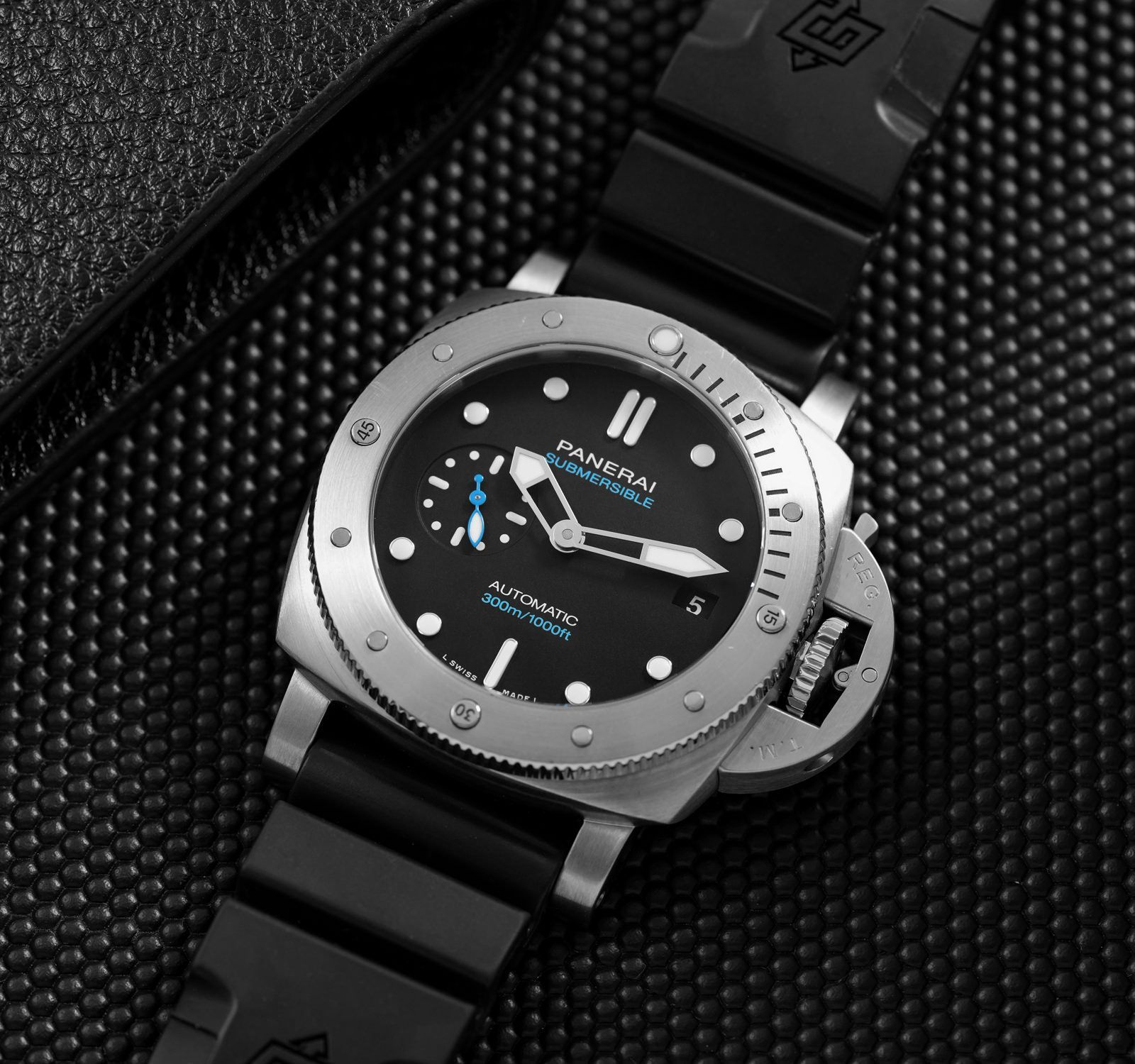 Pre Owned Panerai Submersible Men Watch in Black Colour Dial