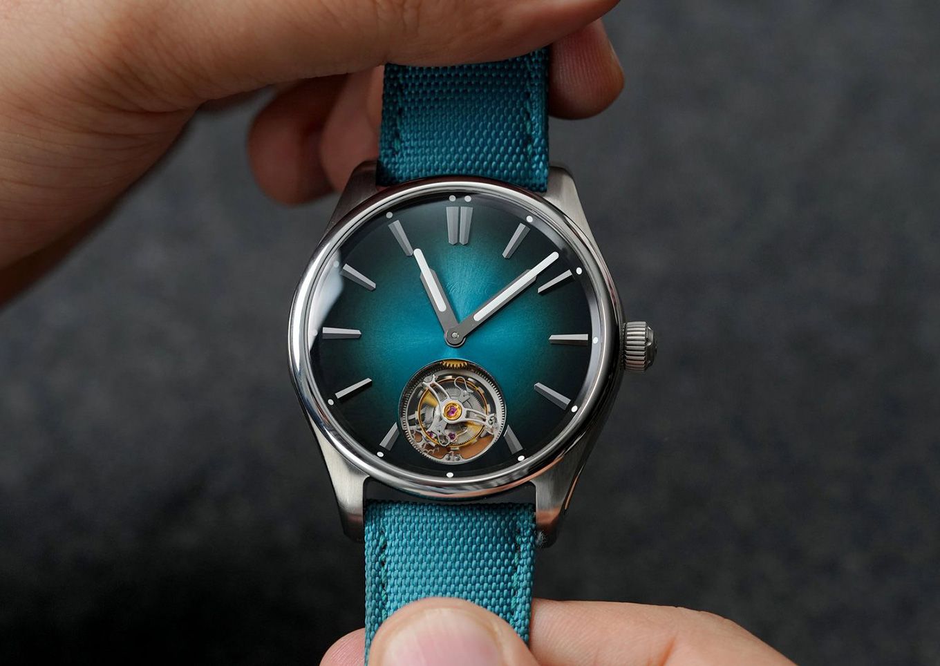 With the use of this guide, we hope that you can find the the right watch for you. Featuring: H. Moser & Cie. Pioneer Tourbillon Mega Cool 3804-1205